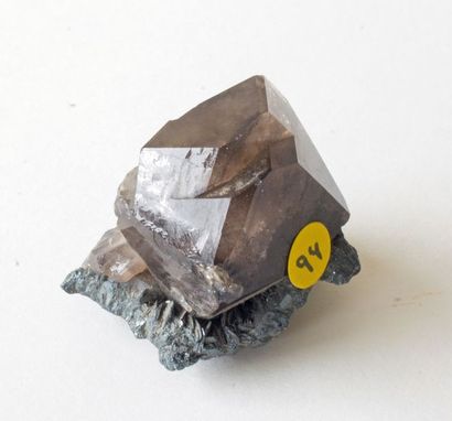 null Cérussite : petit cristal ambré maclé sur galène (3,5 cm)