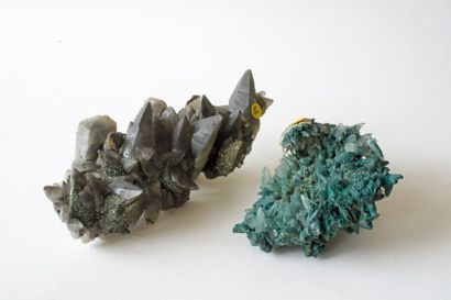null Deux calcites en scalénoèdres : verts d'Irai, Brésil (8 cm) et gris de Bushy...
