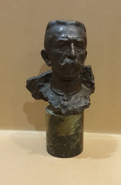 null COGNÉ François Victor (1876-1952)

Buste du Maréchal Lyautey

Fonte Barbedienne,...