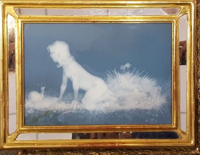 null MADELINE B., XXe siècle, 

Enfant jouant avec un escargot, 

plaque en porcelaine...