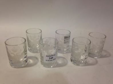 null Ensemble de six verres à vodka à décor gravé de l'aigle impérial russe. 