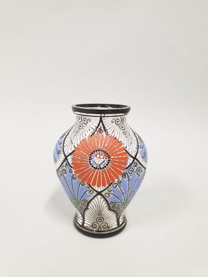 Petit vase en verre peint à décor de fleurs.
H....