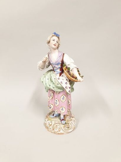 null Vendeuse de fruits en porcelaine polychrome. 

Meissen, XIXème siècle.

Accident...