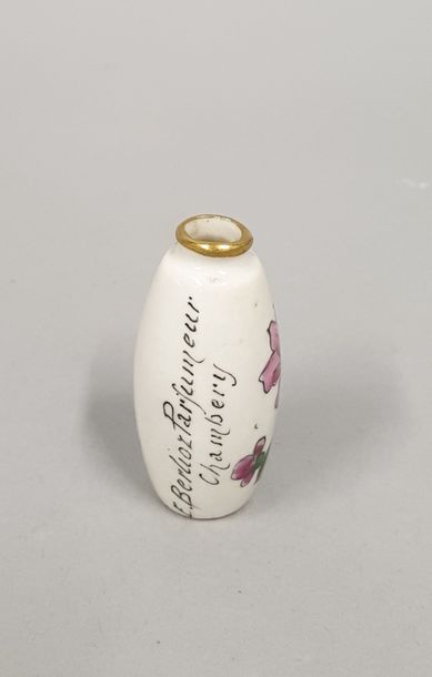 null Petit flacon à parfum en porcelaine de Limoges, décor de fleurs. 

Distribué...