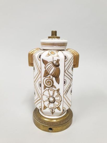 null Vase en porcelaine blanche et or à décor floral et géométrique alterné
Monté...