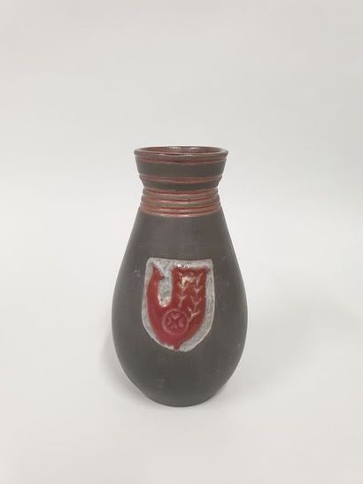 null Vase en céramique noire et rouge
H. : 18cm