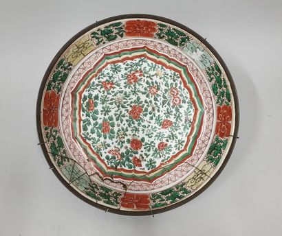 null Chine, XVIIIème 

Plat creux en porcelaine à décor floral 

Accidents, restaurations...