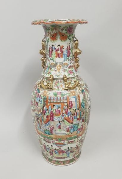 Vase en porcelaine de Canton à décor de scène...