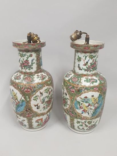null Paire de vases à décor de personnages 

Chine, Canton 

Montés en lampe 

H....