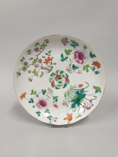 null Assiette à décor floral
Chine, Canton, XIXème
Egrenure au bord 
Diam. : 23.5...