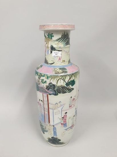 null Grand vase en porcelaine à panse ovoïde et col cylindrique à bord ourelé, à...