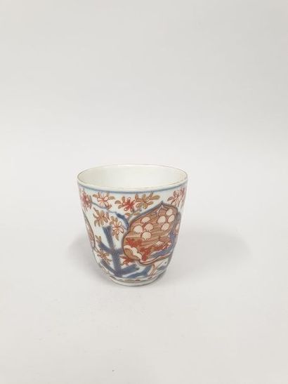 null Gobelet en porcelaine Imari à décor de paysages et d'arbres fleuris.

Chine,...