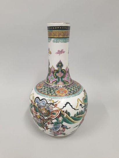 Vase en porcelaine à long col à décor de...