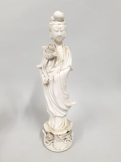 null Guanine en porcelaine de Chine sur un socle à décor floral
H. : 36.5 cm