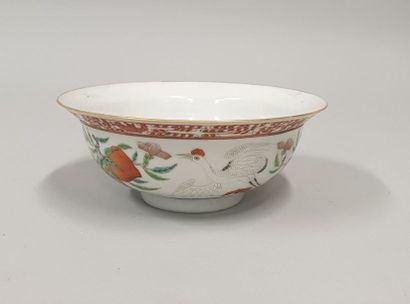 null Bol en porcelaine à décor d'échassiers et de fruit. 

Porte une marque. 

H....