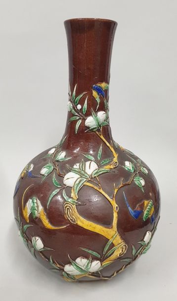 null Vase en céramique motif à relief de branchages fleuris et d'insectes (accidents)
Chine
H....
