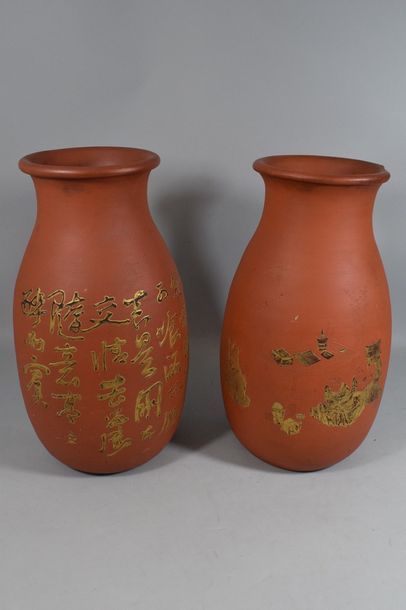 null CHINE - XXe siècle

Deux vases en grès de Yixing, l’un à décor incisé et laqué...