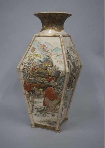 null Japon Satsuma période Meiji vase quadrangulaire aux arêtes formées par des tiges...