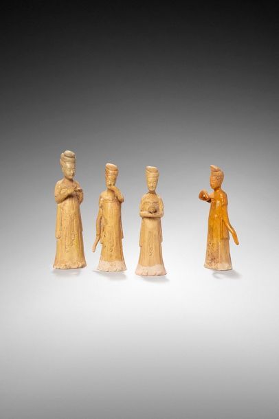 null CHINE - Epoque SUI (581 - 618)

Quatre statuettes de danseuses et dames de cour...