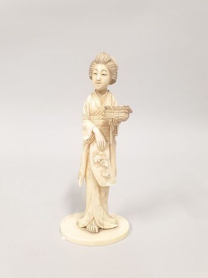 null Okimono en ivoire sculpté représentant une vendeuse de fruits.

Japon, vers...