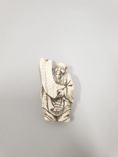 null Netsuke en ivoire sculpté représentant unlettré tenant un rouleau inscrit de...