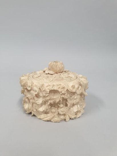 null Pot couvert en ivoire sculpté de fleurs de lotus épanouies, la prise en forme...