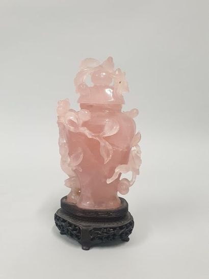 Vase couvert en quartz rose à décor de rinceaux.

Chine,...