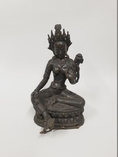null Bouddha en bronze à patine brune foncée assis sur un socle lotiforme la main...
