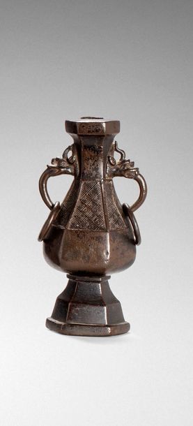 CHINE - Epoque MING (1368 - 1644)

Vase à...