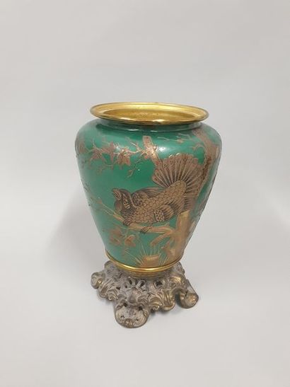 Vase en cuivre fond vert à décor d'oiseaux...