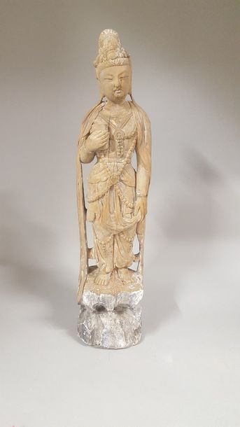 null Chine, XXe siècle
Sujet en bois sculpté avec des traces de polychromie, représentant...