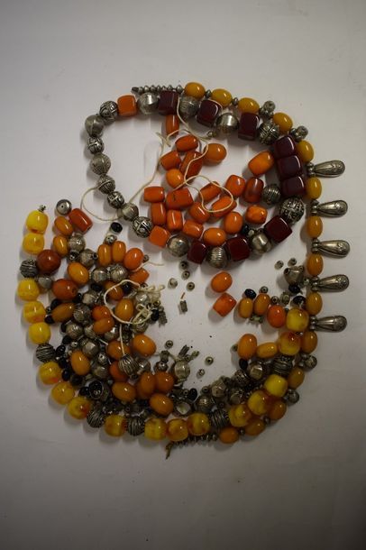 Ensemble de 25 perles en ambre ayant fait...