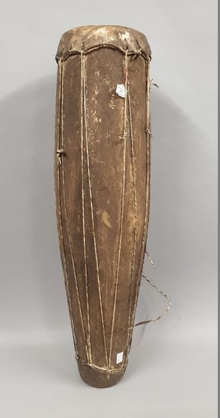 null Tambour en bois foncé et peau, République Démocratique du Congo 

H. : 102 cm...