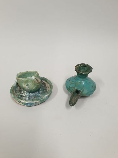 null Deux lampes à huile antiques en céramique émaillée turquoise 

H. : 4.5 cm et...