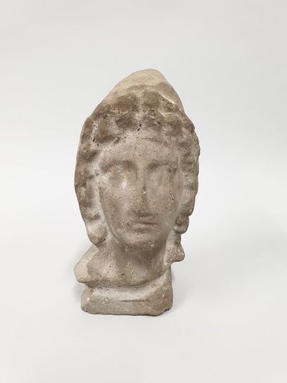 null Tête en pierre sculptée dans le goût de l'antique
H. : 21 cm