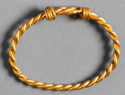 null Bracelet romain antique formé de 2 épais fils d'or torsadés, terminé par une...