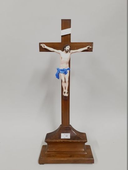 Christ en croix en bois polychrome dans un...