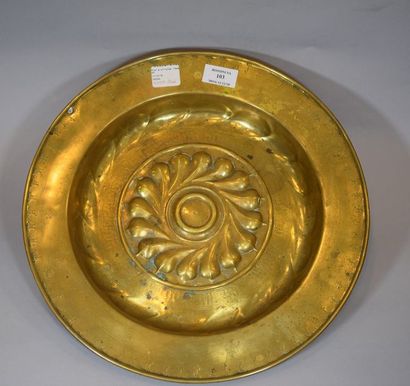 null Plat d'offrandes en laiton repoussé à décor de godrons spiralés.
Allemagne du...