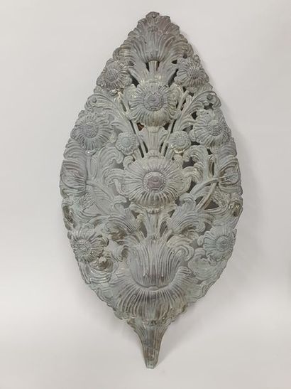 null Applique en laiton repoussé à décor floral
H. : 79 cm