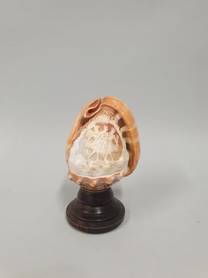 null Coquillage sculpté en camée des trois grâces 

Socle en bois

XIXème siècle

H....
