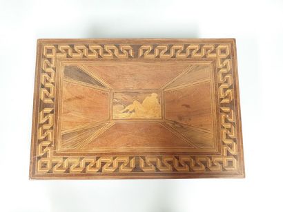 null Boite en bois marqueté à décor géométrique et d'une scène à l'antique sur le...