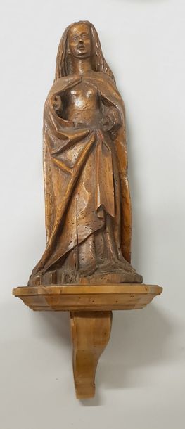 Vierge en bois sculpté reposant sur une petite...