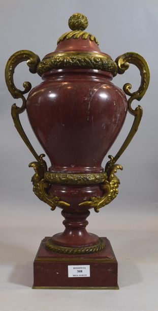null Urne couverte en marbre griotte simulant un vase à l'antique, riche ornementations...
