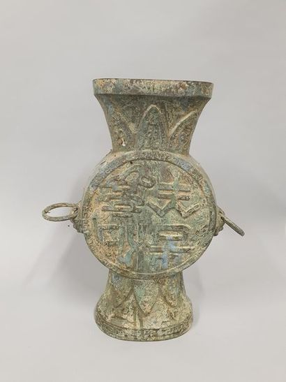 Vase de style archaïque en bronze
H. : 40...