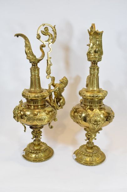 null Importante paire d'aiguières décoratives en bronze doré de style néo- Renaissance...