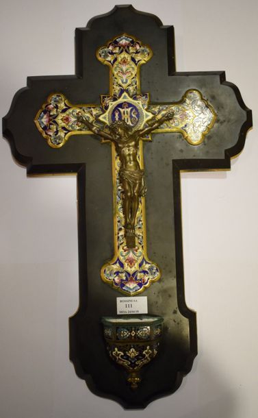 null Crucifix avec christ mort en bronze et croix en cloisonné sur un socle de marbre...