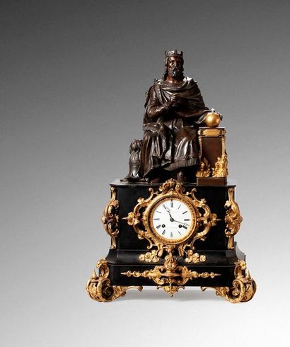 null Importante pendule figurant Charlemagne en bronze à patine brune assis sur son...