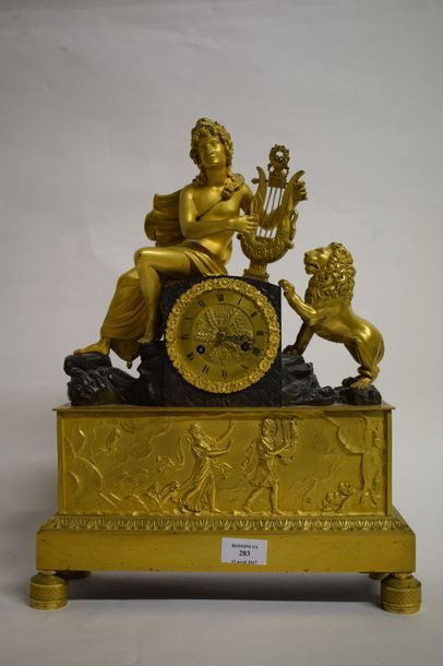 null Pendule en bronze doré représentant Apollon jouant de la lyre,

un lion le regardant....