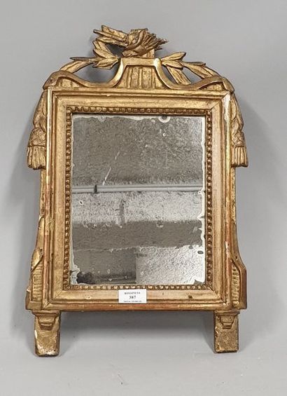 null Miroir en bois et stuc doré, XVIIIème 

Accidents et manques 

48 x 32 cm 