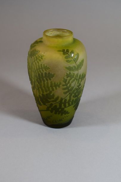 null GALLE

Vase obusal épaulé. Épreuve en verre doublé vert sur fond jaune

orangé....